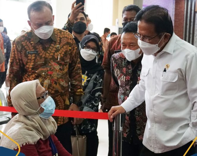 
 Menteri ATR Kepala/BPN Sofyan A.Djalil Saat Berbincang Dengan Masyarakat Pemohon Di Kantor Pertanahan Kabupaten Sidoarjo,Jawa Timur 