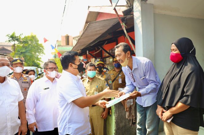 
 Menteri ATR/Kepala BPN Menyerahkan Sertipikat Hasil Program PTSL Langsung Ke Rumah Masyarakat 