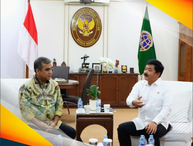 
 Menteri ATR/Kepala BPN Hadi Tjahjanto Berbincang Dengan Wakil Ketua MPR Saiful Muzani 