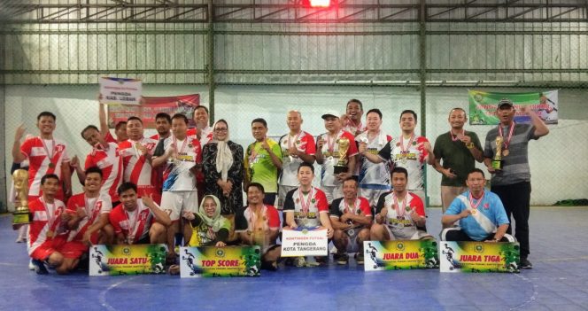 
 Para Pemenang Turnamen Futsal Pengwil Banten IPPAT Berfoto Bersama Ketua Pengwil Banten IPPAT Periasman Effendi,Ketua Pengwil Banten INI Rustianah Dwi Korawan dan Penasihat Pengwil Banten IPPAT Bambang Suwondo