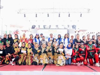 Wakil Menteri ATR/WaKa BPN Raja Juli Antoni Berfoto Bersama Pemenang Lomba Senam Kreasi Nusantara