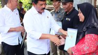 Menteri ATR/Kepala BPN Serahkan Sertipikat Tanah kepada para Korban Lumpur Lapindo