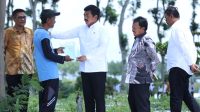 Petani di Kaki Gunung Kelud Terima Sertipikat Redistribusi Tanah dari Menteri ATR/Kepala BPN
