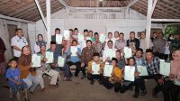 Menteri ATR/Kepala BPN Serahkan Sertipikat Redistribusi Tanah dari Pelepasan Kawasan Hutan kepada Masyarakat Kabupaten Madiun